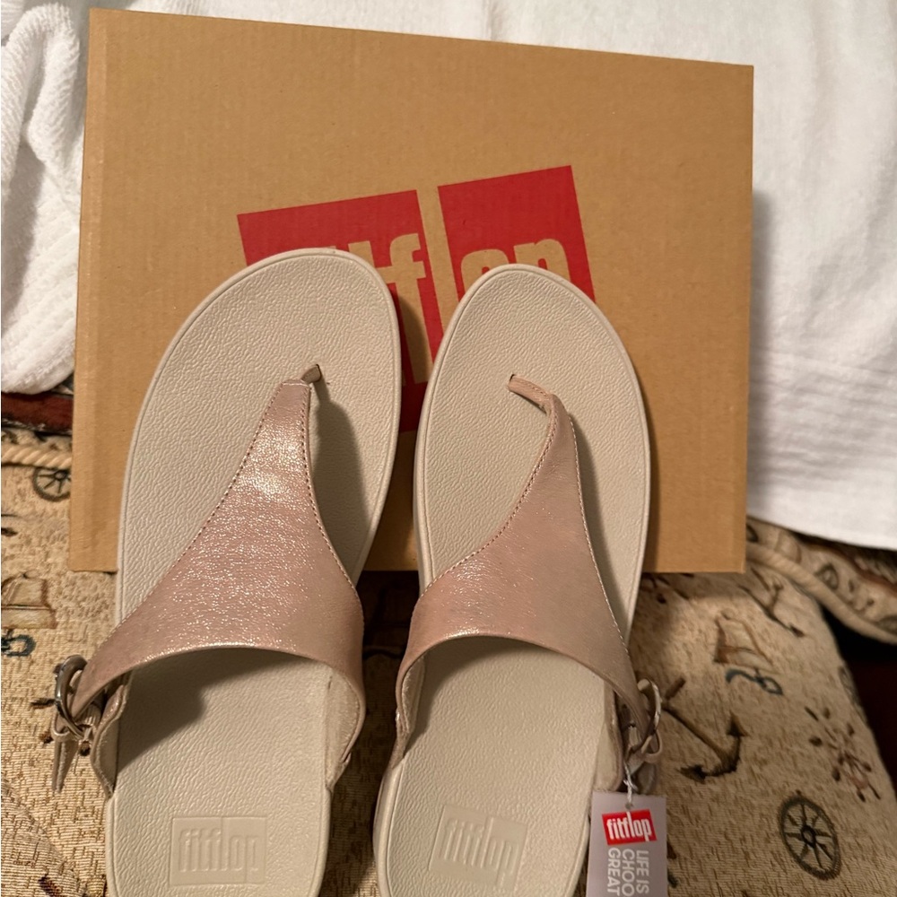 NWOT Fittlop FitFlop Rose Gold Metallic Thong Sandals